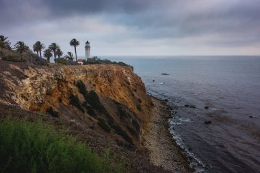 Güzel kıyı manzarasına noktası Vicente deniz feneri ile dramatik gökyüzü bulutlu bir günde dik uçurumlarda Rancho Palos Verdes, Kaliforniya tepesinde