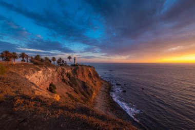 Noktası Vicente deniz feneri güzel kıyı manzarasına Rancho Palos Verdes, California dik kayalıklarla batımında üstüne