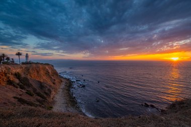 Noktası Vicente deniz feneri güzel kıyı manzarasına Rancho Palos Verdes, California dik kayalıklarla batımında üstüne