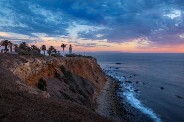 Noktası Vicente deniz feneri güzel kıyı manzarasına Rancho Palos Verdes, California dik kayalıklarla batımında üstüne