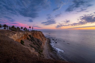 Renkli gökyüzü ve nokta Vicente deniz feneri kıyı görünümünü Rancho Palos Verdes, California dik kayalıklarla güneş battıktan sonra üstüne