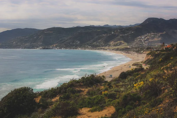 Noktası Dume devlet Beach muhteşem yükseltilmiş görünümünü sisli gün ile Santa Monica dağ aralığı içinde geçmiş, nokta Dume, Malibu, Kaliforniya