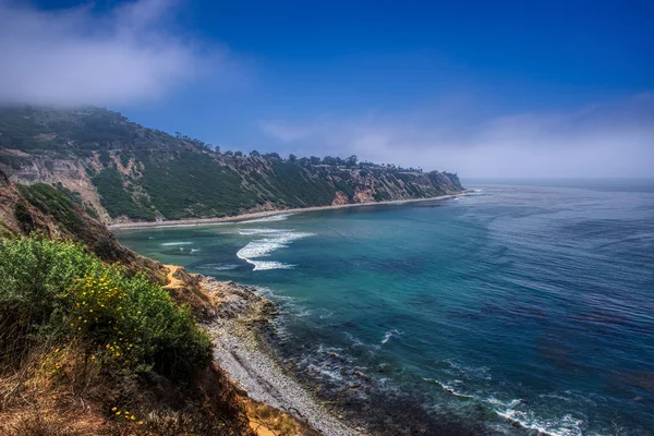 Barevné Pobřežní Pohled Bluff Cove Překryta Vrstvou Mořské Nedaleko Skalnaté — Stock fotografie