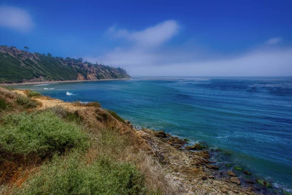 Colorful Coastal View Bluff Cove Covered Marine Layer Rocky Shores — Stock Photo, Image