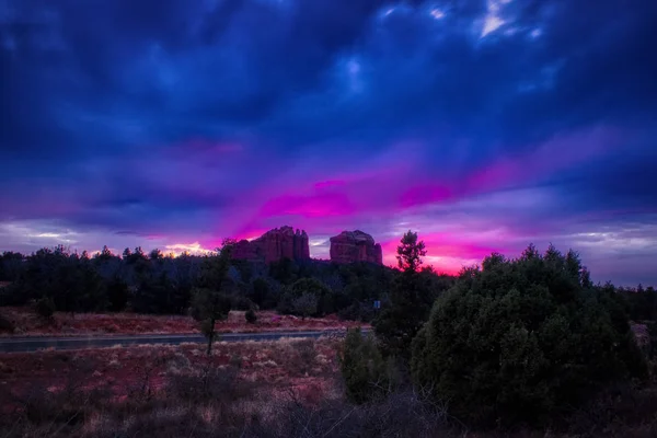 Beautiful Cathedral Rock Formation Dramatic Pink Purple Sky Sunset Sedona — Stock Photo, Image