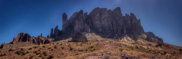 Kultovní Panorama Hory Pověra Saguaro Kaktusů Lost Dutchman State Park — Stock fotografie