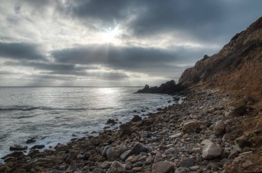Bulutlu bir günde kirişler Güneş bulutların arasından, Rancho Palos Verdes, California poking ile kıyı Pelican Cove Park dik kayalıklarla görünümünü çarpıcı