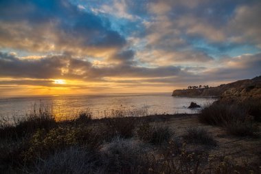 Pelican Cove ve nokta Vicente deniz feneri renkli kıyı görünümü dramatik gökyüzünden Terranea iz, Rancho Palos Verdes, California batımında ile