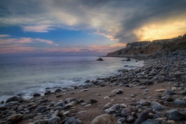 Yumuşak dalgalar kıyıya ve gün batımında, Rancho Palos Verdes, California Terranea plajda kayalar üzerinden damlatmalı su üzerine çökmesini uzun pozlama