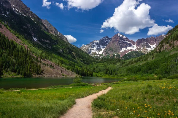 Superbes Pics Maroon Bells Sentier Menant Lac Maroon Été Près — Photo