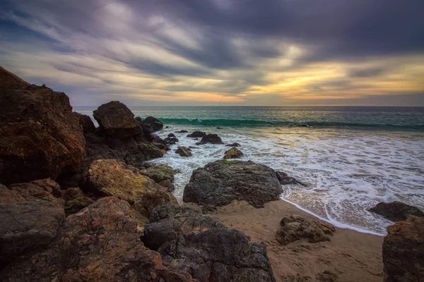 Cielo Dramático Atardecer Largo Point Dume State Beach Con Olas — Foto de Stock