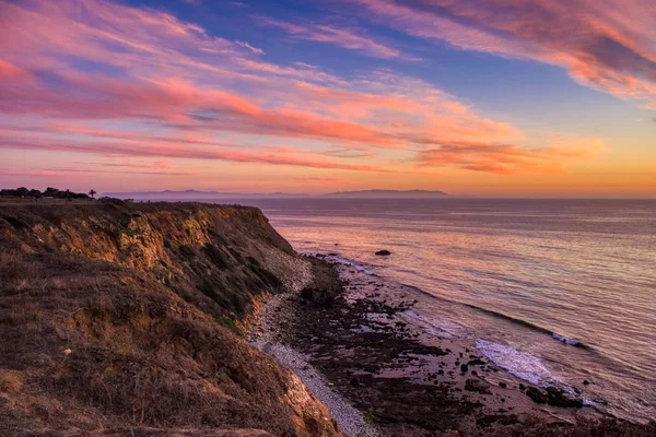 Colorida Vista Costera Altos Acantilados Olas Oceánicas Estrellándose Costa Atardecer — Foto de Stock