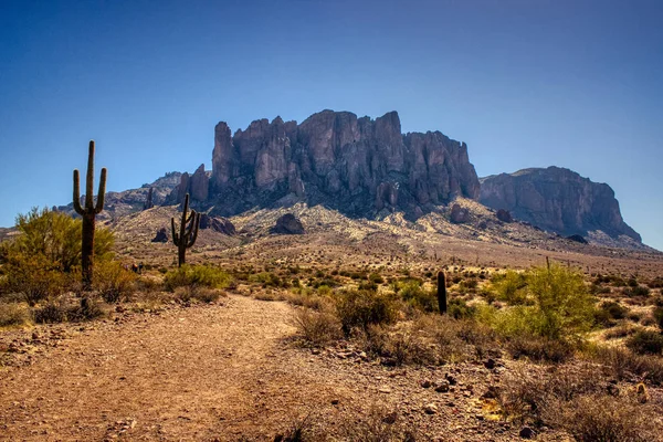 Iconic View Superstition Mountains Saguaro Cacti Lost Dutchman State Park — Stock Photo, Image