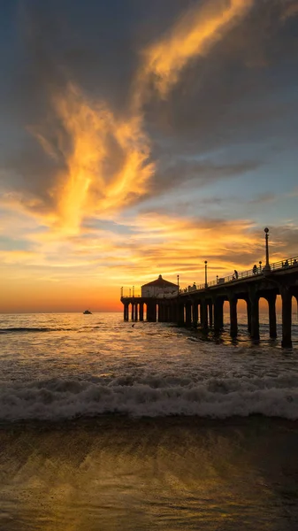 Céu Colorido Nuvens Sobre Manhattan Beach Pier Pôr Sol Com — Fotografia de Stock