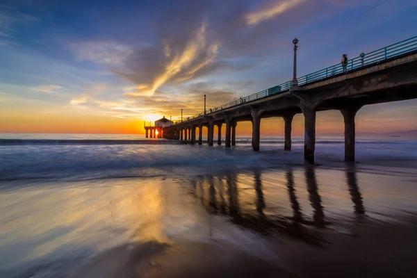 Longa Exposição Tiro Céu Colorido Nuvens Sobre Manhattan Beach Pier — Fotografia de Stock