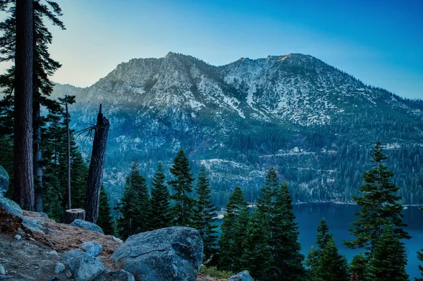 Vista Deslumbrante Jakes Peak Elevando Acima Emerald Bay Pôr Sol — Fotografia de Stock