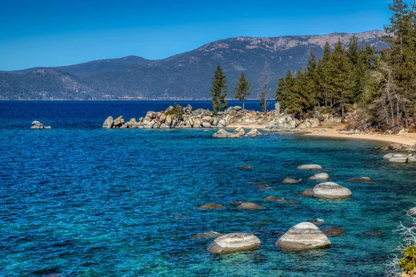 Benzersiz kayalar ve baca Beach, Lake Tahoe, Carson City, Nevada renkli mavi ve turkuaz su