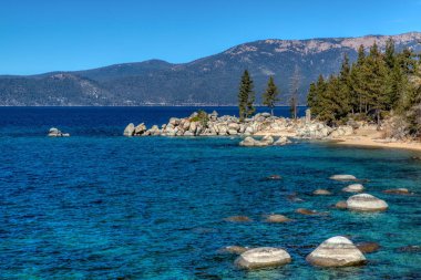 Benzersiz kayalar ve baca Beach, Lake Tahoe, Carson City, Nevada renkli mavi ve turkuaz su