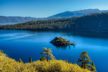 Çarpıcı panoramik Emerald Bay ve Fannette Adası'ndan doğal overlook Emerald Bay State Park, South Lake Tahoe, Kaliforniya
