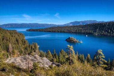Çarpıcı panoramik Emerald Bay ve Fannette Adası'ndan doğal overlook Emerald Bay State Park, South Lake Tahoe, Kaliforniya