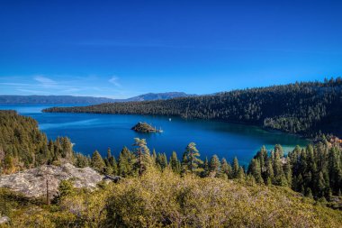 Çarpıcı panoramik Emerald Bay ve Fannette Adası'ndan doğal overlook Emerald Bay State Park, South Lake Tahoe, Kaliforniya
