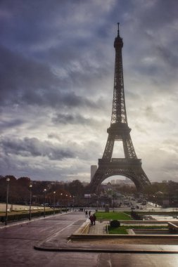 Trocadero Bahçeleri ikonik Eyfel Kulesi'nden çarpıcı görünümü dramatik gökyüzü, Paris, Fransa ile bulutlu bir sonbahar gününde