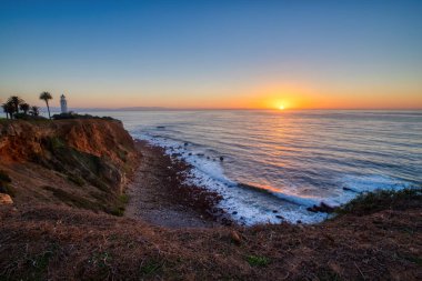 Renkli gökyüzü ve nokta Vicente deniz feneri kıyı görünümünü Rancho Palos Verdes, California dik kayalıklarla batımında üstüne