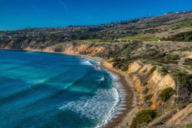 Güney Kaliforniya Sahil plaj üzerine çökmesini dalgaları ile açık güneşli bir günde çarpıcı görüntülendi Portekizce noktasından, Rancho Palos Verdes, Kaliforniya