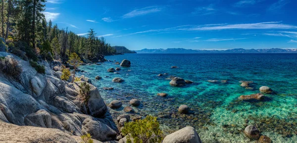 内华达州卡森市塔霍湖烟囱海滩附近独特的巨石和五颜六色的蓝色和绿松石水 — 图库照片