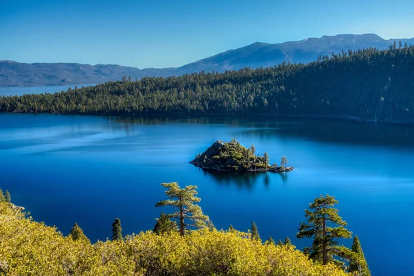 Çarpıcı panoramik Emerald Bay ve Fannette Adası'ndan doğal overlook Emerald Bay State Park, South Lake Tahoe, Kaliforniya