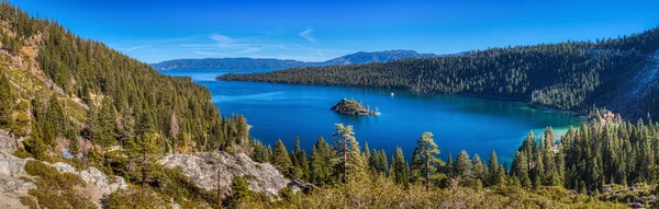 Çarpıcı panoramik Emerald Bay ve Fannette Adası'ndan doğal overlook Emerald Bay State Park, South Lake Tahoe, Kaliforniya
