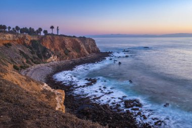 Rancho Palos Verdes, California dik kayalıklarla yumuşak dalgalar güneş battıktan sonra kayalık sahil içine çökmesini ile üstüne uzun pozlama görünüm noktası Vicente deniz feneri