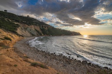 Güney Kaliforniya kıyı şeridi dramatik bulutlar gökyüzünde, blöf Cove, Palos Verdes Estates, California ile gün batımında doğal overlook