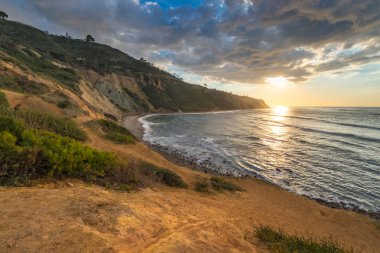 Güney Kaliforniya kıyı şeridi dramatik bulutlar gökyüzünde, blöf Cove, Palos Verdes Estates, California ile gün batımında doğal overlook
