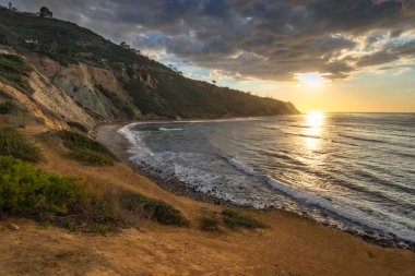 Güney Kaliforniya kıyı şeridi dramatik bulutlar gökyüzünde, blöf Cove, Palos Verdes Estates, California ile gün batımında doğal overlook