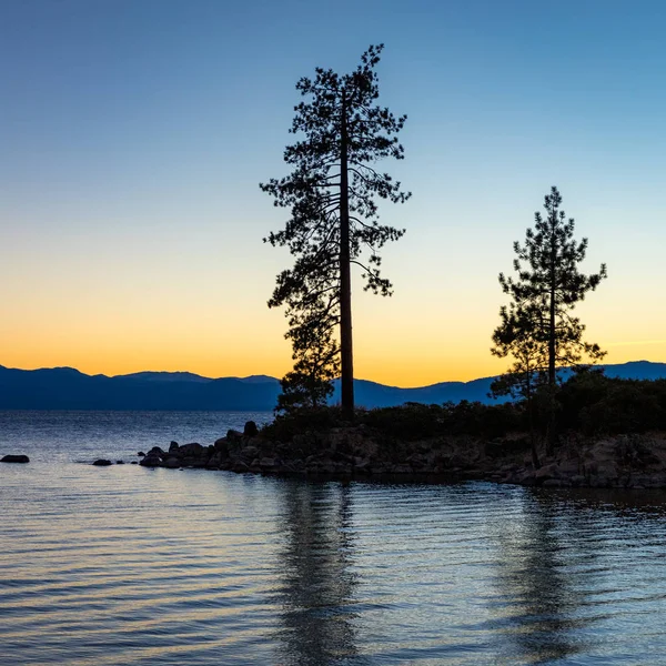 Clear Sky Sunset Sand Harbor Calm Water Silhouettes Trees Mountains — Stock Photo, Image