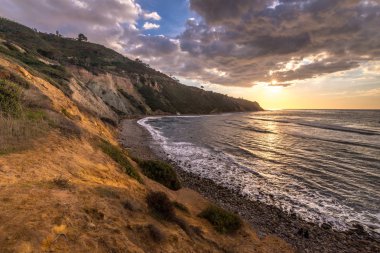 Güney Kaliforniya kıyı şeridi dramatik bulutlar gökyüzünde, blöf Cove, Palos Verdes Estates, California ile gün batımında doğal overlook