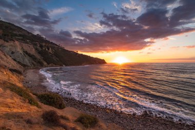 Güney Kaliforniya kıyı şeridi dramatik bulutlar gökyüzünde, blöf Cove, Palos Verdes Estates, California ile gün batımında doğal overlook