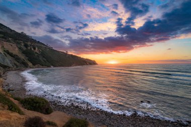 Güney Kaliforniya kıyı şeridi dramatik bulutlar gökyüzünde, blöf Cove, Palos Verdes Estates, California ile gün batımında doğal overlook