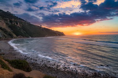 Güney Kaliforniya kıyı şeridi dramatik bulutlar gökyüzünde, blöf Cove, Palos Verdes Estates, California ile gün batımında doğal overlook