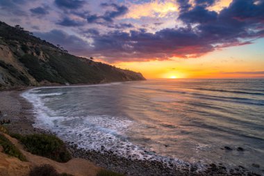 Güney Kaliforniya kıyı şeridi dramatik bulutlar gökyüzünde, blöf Cove, Palos Verdes Estates, California ile gün batımında doğal overlook