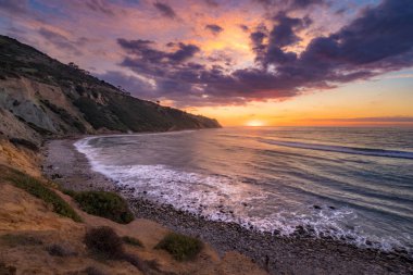 Güney Kaliforniya kıyı şeridi dramatik bulutlar gökyüzünde, blöf Cove, Palos Verdes Estates, California ile gün batımında doğal overlook