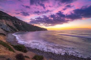 Uzun pozlama fotoğraf dramatik bulutlar gökyüzünde, blöf Cove, Palos Verdes Estates, California ile güneş battıktan sonra Güney Kaliforniya kıyı şeridi