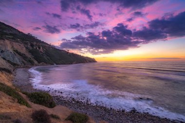 Uzun pozlama fotoğraf dramatik bulutlar gökyüzünde, blöf Cove, Palos Verdes Estates, California ile güneş battıktan sonra Güney Kaliforniya kıyı şeridi