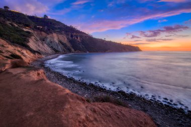 Uzun pozlama fotoğraf dramatik bulutlar gökyüzünde, blöf Cove, Palos Verdes Estates, California ile güneş battıktan sonra Güney Kaliforniya kıyı şeridi