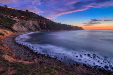 Uzun pozlama fotoğraf dramatik bulutlar gökyüzünde, blöf Cove, Palos Verdes Estates, California ile güneş battıktan sonra Güney Kaliforniya kıyı şeridi