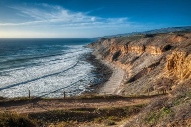 Uzun boylu kayalıklarla ve dalgalar çökmesini kayalık sahil aşağıdaki, Catalina iz, Rancho Palos Verdes, California ile epik Güney Kaliforniya kıyı şeridi görünümü
