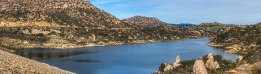 Güzel göl gördüm Yeşil Vadi kamyon iz, mavi gökyüzü ekolojik rezerv, Poway, California yükseltilmiş bir konumda dağlarla çevrili Ramona