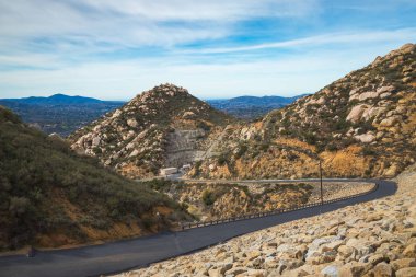 Yeşil Vadi kamyon iz boulder kaplı Barajı dağlar mesafe, mavi gökyüzü ekolojik rezerv, Poway, California ile yükseltilmiş görünümünden çarpıcı