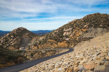 Yeşil Vadi kamyon iz boulder kaplı Barajı dağlar mesafe, mavi gökyüzü ekolojik rezerv, Poway, California ile yükseltilmiş görünümünden çarpıcı